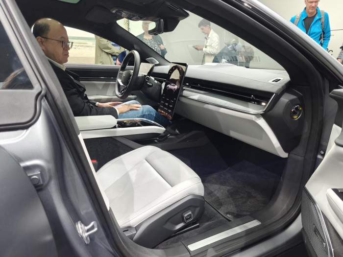 Das Cockpit des Polestar 5 wirkt aufgeräumt. (Bild: Friedhelm Greis/Golem)